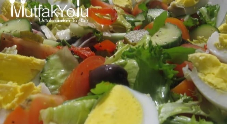 Bol Malzemeli Marul Salatası Tarifi